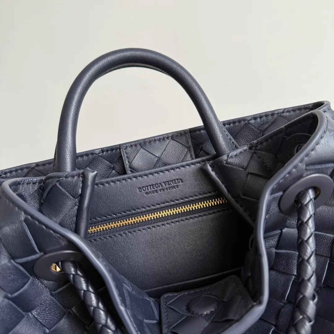The 2023 new Andiamo batch of 1860 BV has been shipped‼ ️Really popular🔥The new Andiamo woven handbag launched by Bottega Veneta this season is really popular all over the world! ! Celebrities at home and abroad have worn it, and Oscar-winning actress Michelle Yeoh has taken it out on the street. Song Jia, Trai Yara, Yu Feihong, Sanji Ayaka, Rosie Hunting-Whiteley, Yoshioka Riho, etc. have all picked up this bag. It is classic and versatile, showing off its temperament, and the bag capacity is also large, which is very convenient for daily commuting! ! A variety of carrying methods, the shoulder straps can be adjusted by yourself, the original lambskin feels soft and delicate, and the unisex style breaks gender boundaries and brings a more practical and longer-lasting use experience. Andiamo, which has both elegant and casual styles, perfectly interprets the true appearance of "fashionable old money style". Style number: 743568 Size: 25*22*10.5cm